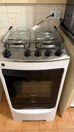Fogão, Geladeira, Microondas, Sofá, mesa, ar condicionado, tudo novinho.