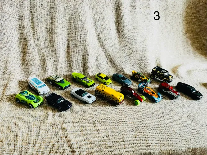 Hotwheels- 90 unidade( na sua maioria)
