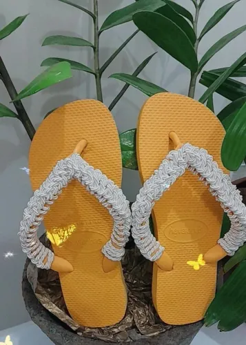 Chinelo havaianas bordado