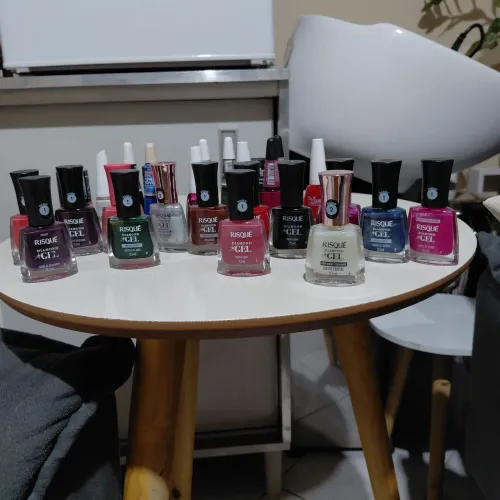 Vendo 14 esmaltes da Risque efeito gel 3 da Anita e 6 da impala