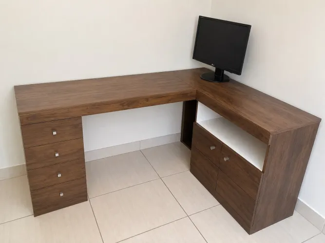 Mesa de escritório em L