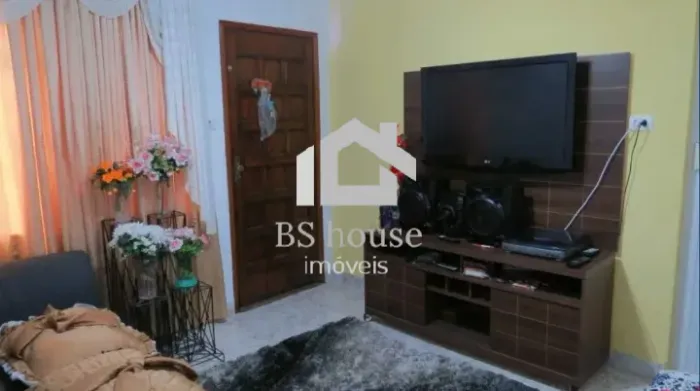 Casa 2 dormitórios e 2 vagas com mais casas no quintal - Valparaíso