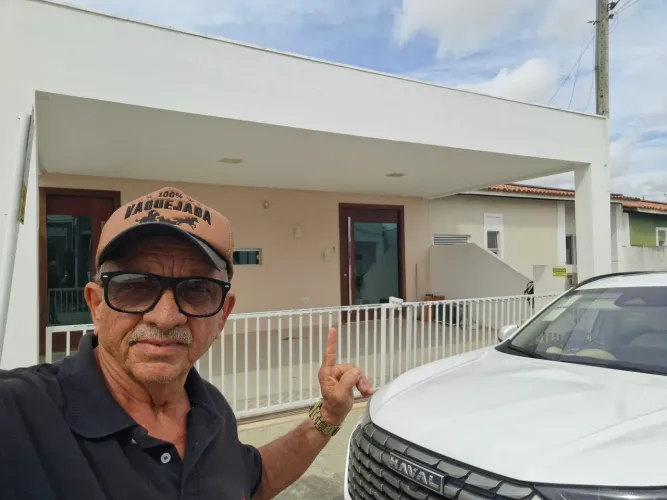 Belíssima casa de 3/4 , sendo uma suite, mezanico com dependência e lavanderia