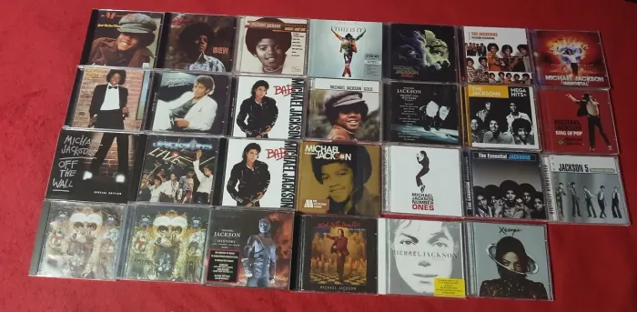COLEÇÃO DE CDS DO MICHAEL JACKSON