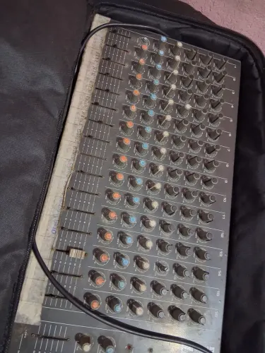 MESA DE SOM WATTSON cicloton DE 16 CANAIS COM CASE... pequeno mal contato no volume R