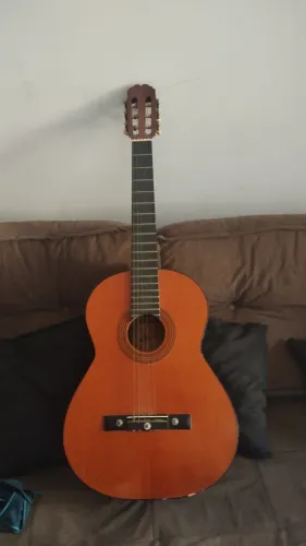 Violão pouco utilizado