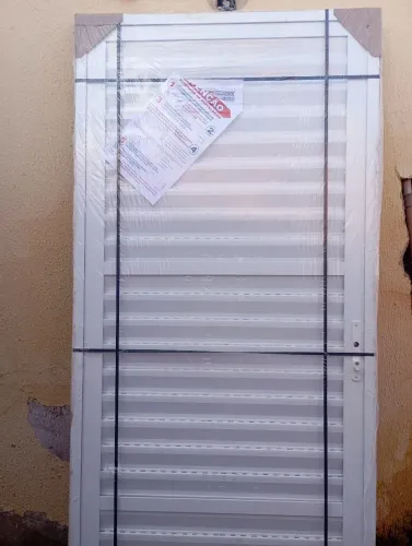 Porta de alumínio nova, medida 200x80 apenas 350,00