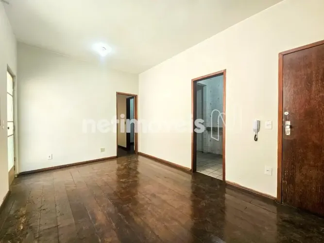 Apartamento com excelente custo beneficio, em prédio individual, próximo a comércios varia