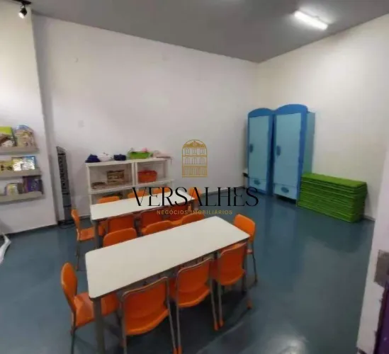 Casa Comercial de 3 Pavimentos com 03 salas, 10 quartos, 04 banheiros, 02 vagas. 289 m². B