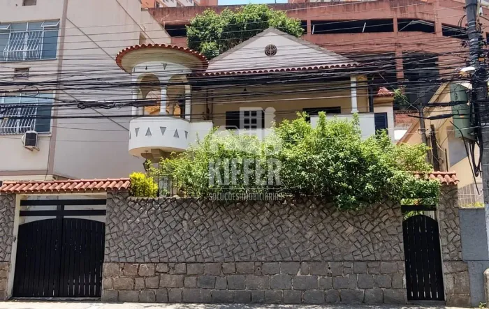 Esta casa tem muito espaço com seus 4 quartos, 4 vagas, varanda, piscina e uma ótima local