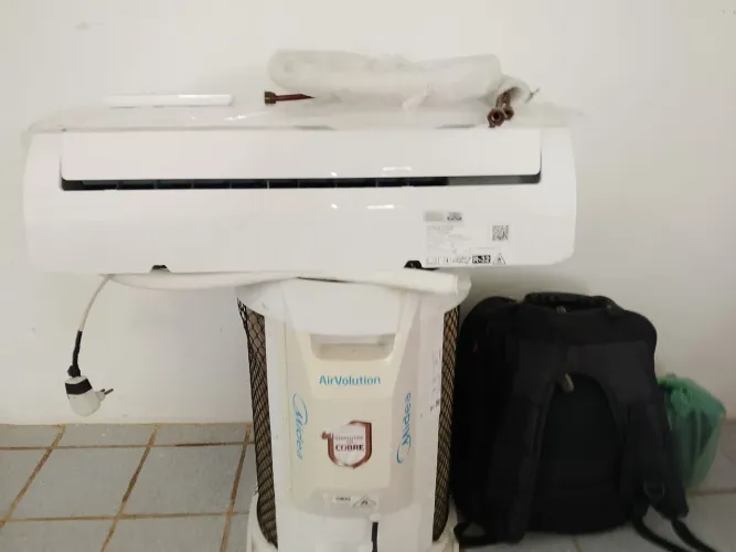 Ar condicionado midea 9000 BTUs semi novo