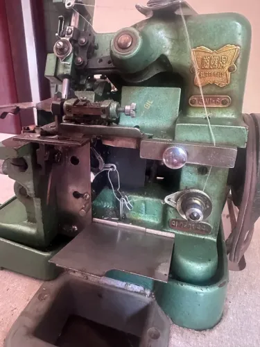 Máquina de costura Overlock