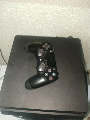 Ps4 slim 500 gigas, em ótimo estado com jogos em mídia digital.