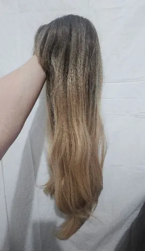 Peruca longa, cor castanho claro com mechas loiras e franja, 67cm