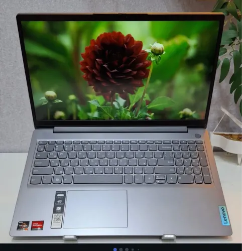 Notebook Lenovo RYzen 7 5700U Placa de vídeo AMD Radeon 2 giga Memória 8 GIGA SSD 256 gb