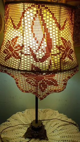 Abajur em bronze com cúpula melhorada com crochê artesanalmente lindo e muito antigo