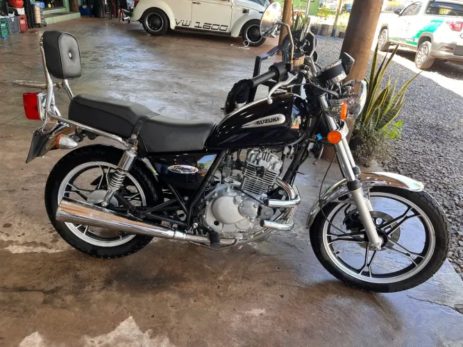 Vendo Suzuki Intruder 125 ano 2009/2010, na cor preta. 