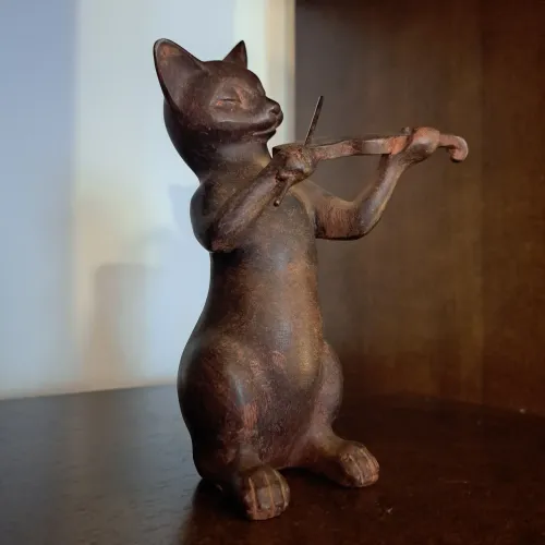 Escultura Gato tocando violino