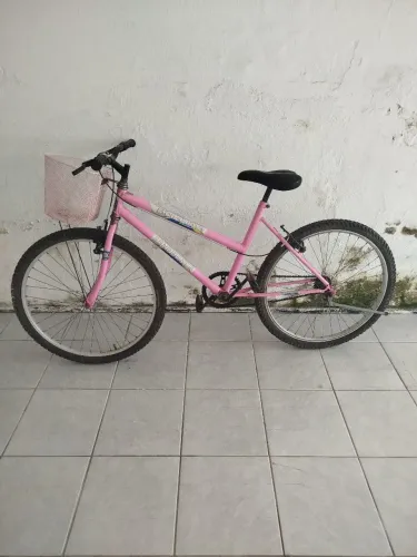 Bicicleta rosa com cestinha