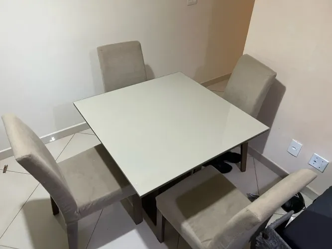 Mesa de Jantar Madesa com Tampo de Vidro + 5 Cadeiras (1 a mais) - Bom Estado
