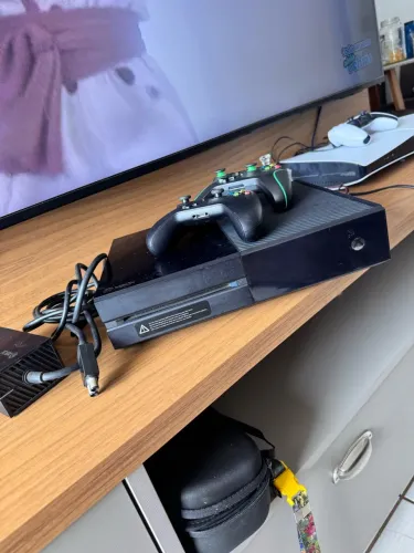 Xbox One 500GB - Original Bloqueado + 2 Controles