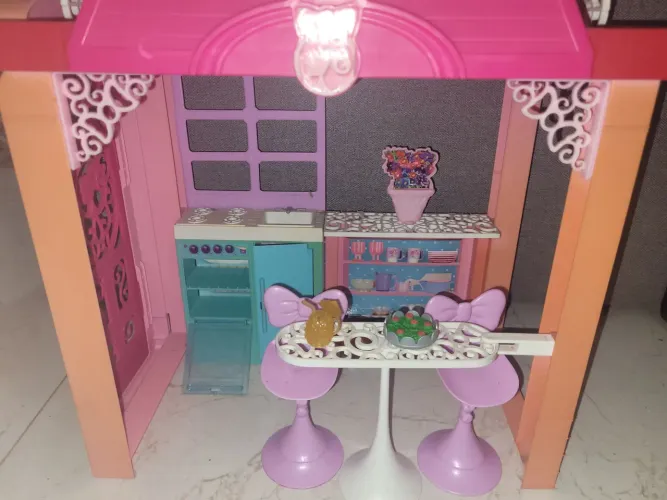Casa da barbie de dois andares. Quarto e sala