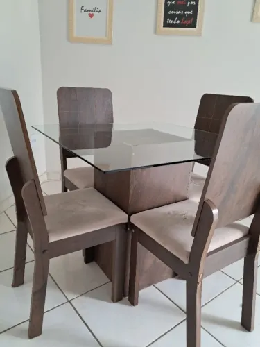 Mesa tampa de vidro, 4 cadeiras
