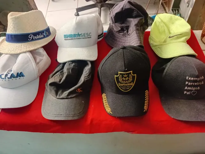 R$60 Lote de 11 bonés 