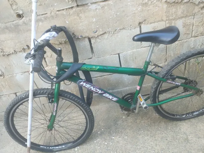 Bicicleta média aro 24 usado bom tem os 2 pneu mais tá sem as 2 câmera de ar 