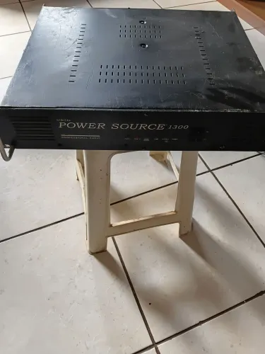 Amplificador de potência Power Source 1300 mais kit de Iluminação pra festas.