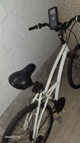 Bicicleta caloi com suporte de celular a prova d'água e bag grande com isopor