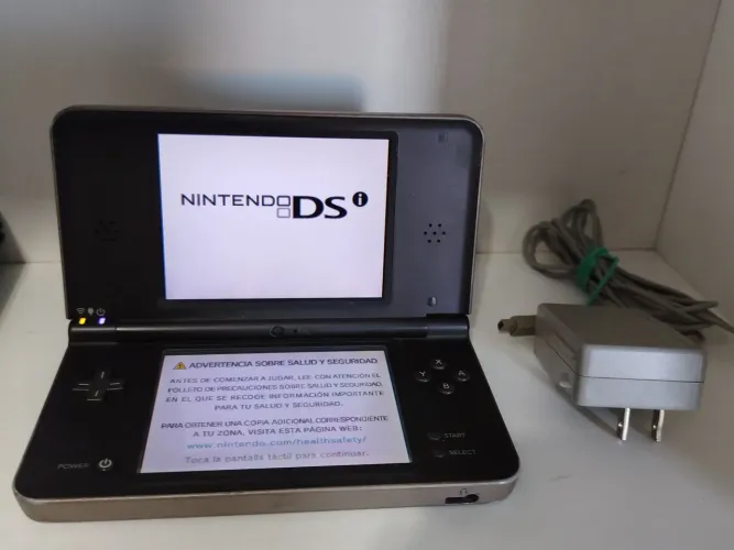 NINTENDO DS XL COM CARREGADOR ORIGINAL.