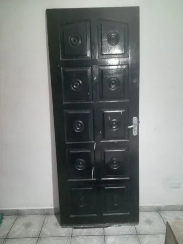Porta de madeira maciça com fechadura e chave R$350,00.