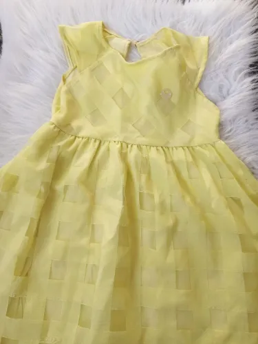 Vestido infantil arrumado