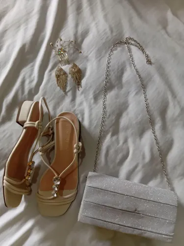 Sandália número 37, bolsa, arranjo de cabelo e brincos para cerimônias