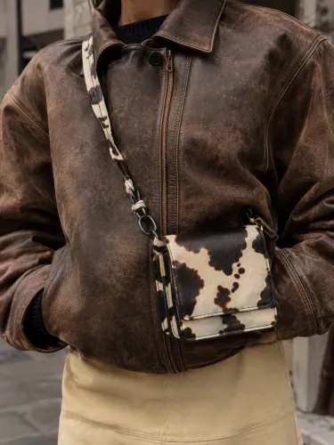 Dupla de mini bolsas em estampa de vaca