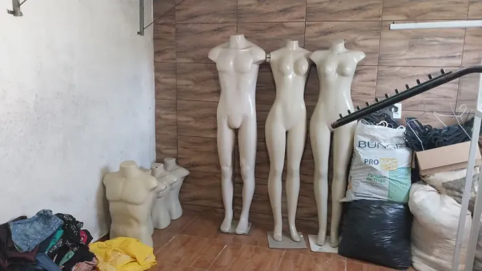 Vendo equipamentos para lojas de roupas