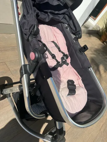 Carrinho de bebê com moisés e bebê conforto.