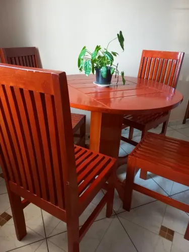 Mesa em andiroba, circular, com 4 cadeiras. Com belo design.
