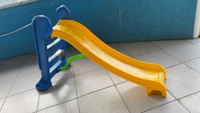 Escorregador infantil plastico 3 degraus - usado
