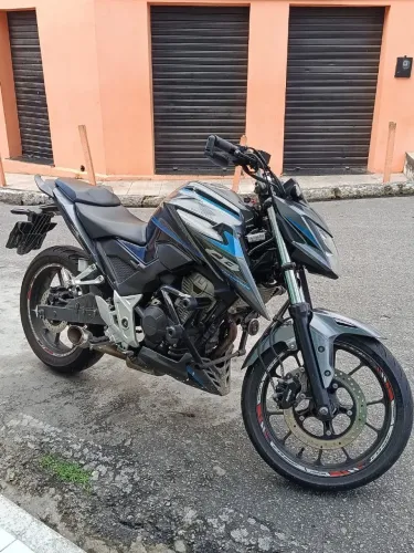 CB300F EXCLUSIVA