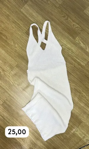 Vestidos com detalhes nas costas.