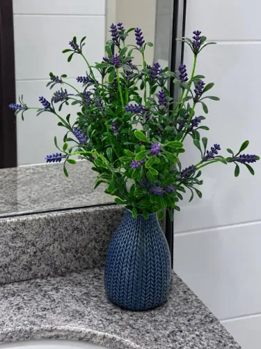 Vaso azul com arranjo