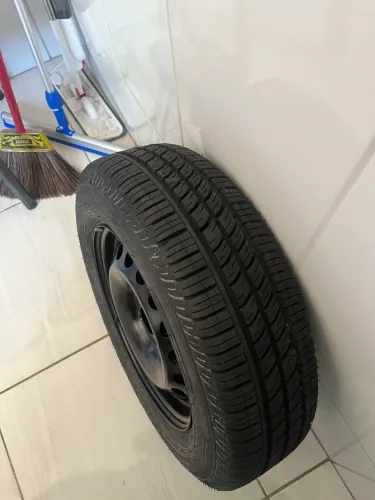 Pneu e roda 14. 175/70 pirreli novo