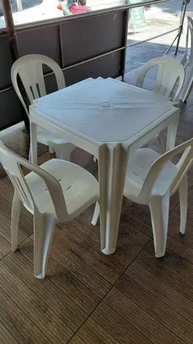 Mesa com 4 cadeiras 
