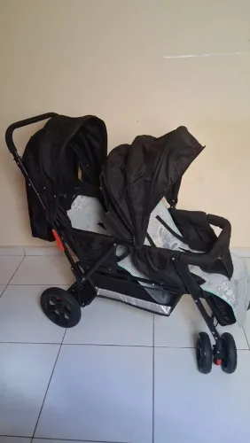 Carrinho de bebê de gêmeos 