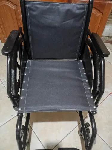 Cadeira de rodas preta