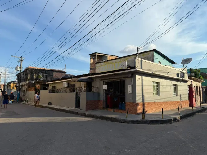 Vendo casa com ponto comercial Coroado 1
