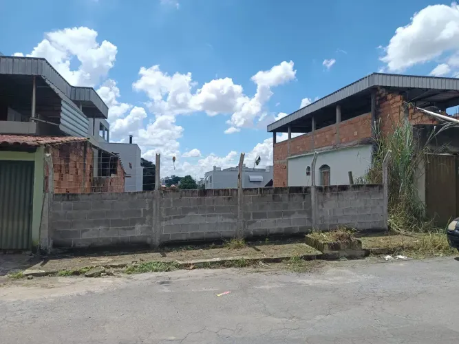 Lote/Terreno para venda tem 242 metros quadrados