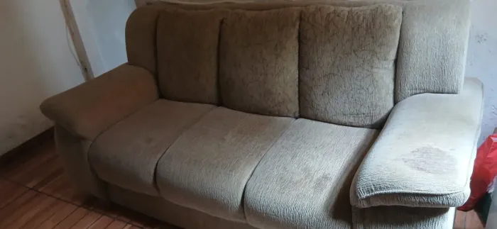 Vende-se sofá 3 e 2 lugares.